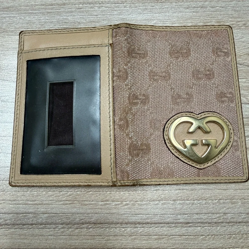Authentic Gucci Bi-fold Card Holder with Heart Emblem - Picture 11 of 12